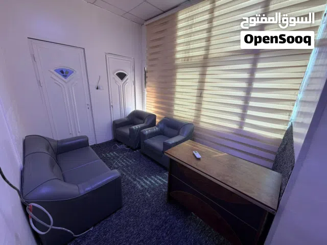 متوفر غرفة مع صحيات مؤثثة للإيجار في الطويسة مناسبة للمكاتب والشركات الإيجار شامل الماء والكهرباء