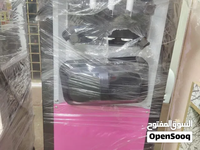 للبيع ماكينة آيس كريم (Soft Serve) احترافية، جديدة تماماً وبتغليف المصنع. الماكينة مصممة للأداء العا