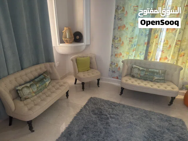 بار كاونتر مع غرفة جلوس مميزة