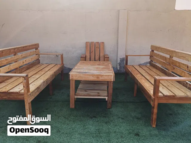 يوجد لدينا طقم كراسي خشب سنوبر ضد المياه وضد أشعت الشمس