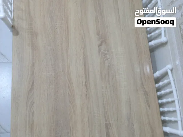 طاولة طعام مع أربع كراسي