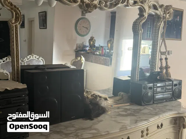 سفرة تسعة كراسي بالنيس بتاعها