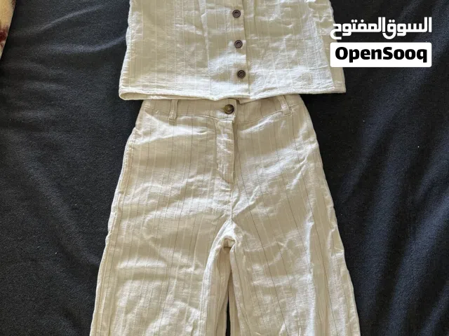 طقم بلوزة وبنطلون بناتي بيج قياس 9-8 بحاله ممتاز استعمال قليل