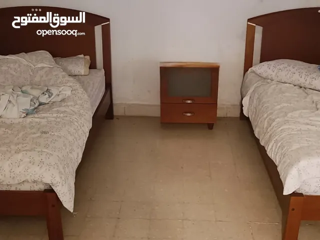 سرير مفرد و نص