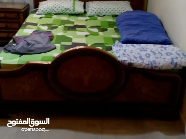 غرفة نوم بسرير واحد و خزانة و كومندين