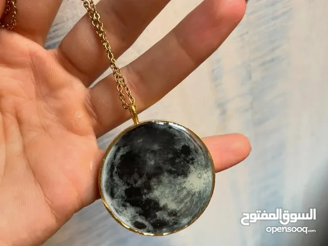 جميع أنواع الاكسسوارات وحبات الراتنج ونصف مجموعات القلائد وما إلى ذلك.