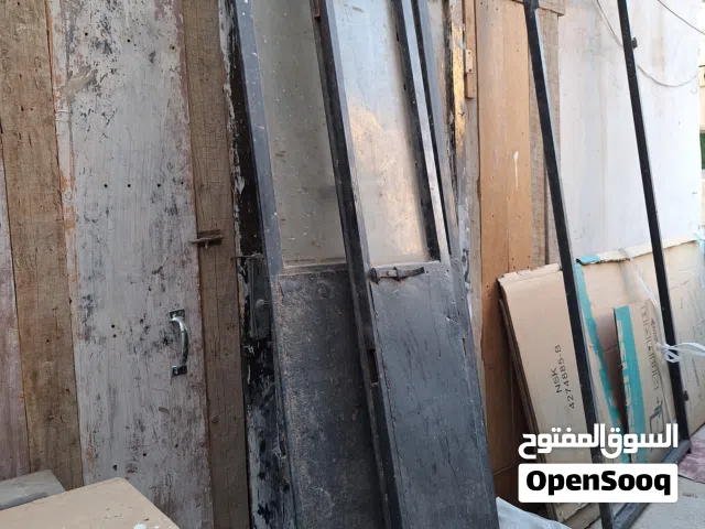 باب حديد لون اسود  حديد اصلي مع حلق فيها شباك زجاج ارتفاع 2 متر العرض 1 متر  حالته ممتاز بدون زرفيل