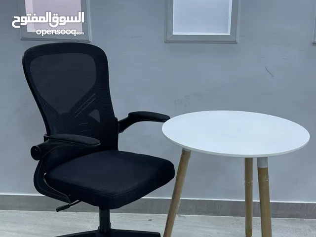 كرسي مكتبي باللون الاسود متحرك يدعم الظهر مناسب للمساحات الصغيره ايدي قابله للتعديل فقط40دينار