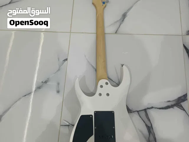 قيتار كهربائي يستعمل في ريقي و ورك اند رول