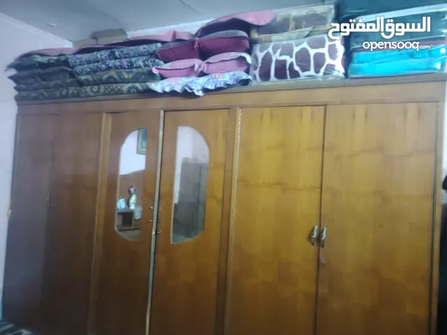 غرفه نوم مع كنتور 6 أبواب مع ميز تواليت ومع زاويه مع جربايه ودوشك جربايه