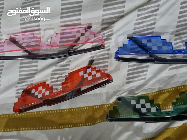 نظارات بألوان مختلفة