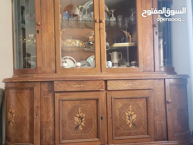 بوفيه سفره خشب زان ثقيل الحاله جيده السعر65دينار+طاولة تلفزيون بحاله ممتازه السعر 60 دينار بدل 220