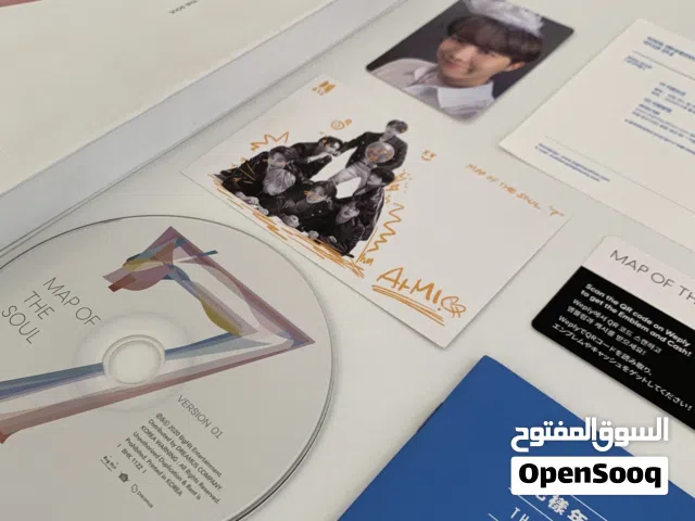 لفرقة BTS مع محتويات الظاهرة في الصورة