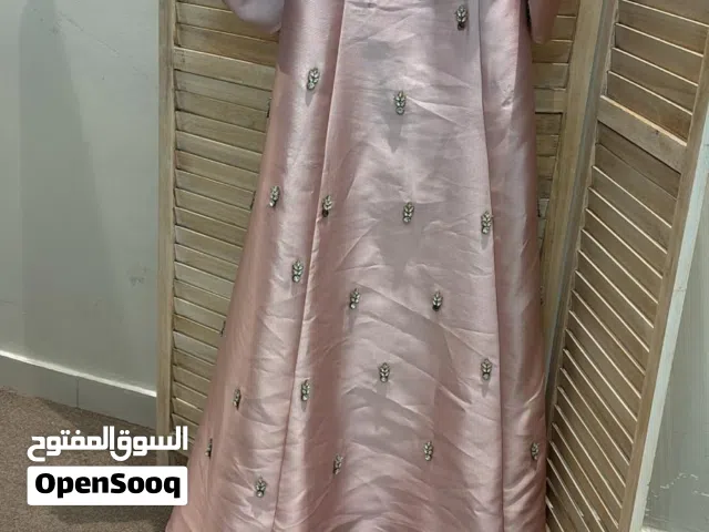 للبيع ملابس سهره استعمال خفيف جدا جدا جدا كل قطعة لها مقاس وسعر مختلف جدا حلوين واسعار رمزيه رجاء ال