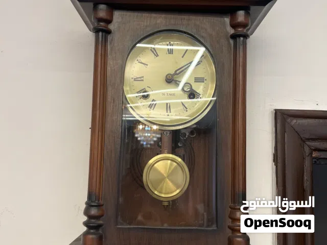 ساعة بندول ميكانيكية كلاسيكية قديمة