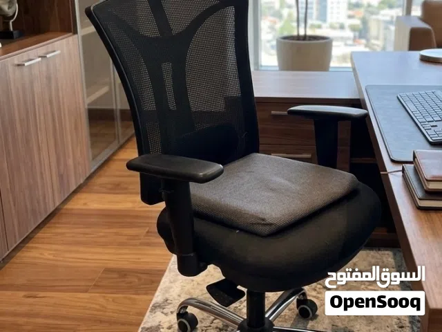 كرسي مكتب بحالة الجديد