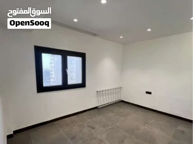 ززززبائننا الكرام نفدم لكم شقة خدمية حجم كبير تشطيب ممتاز فيها 6 غرف وجنان صغير وحمام ومطبخ في بن ع