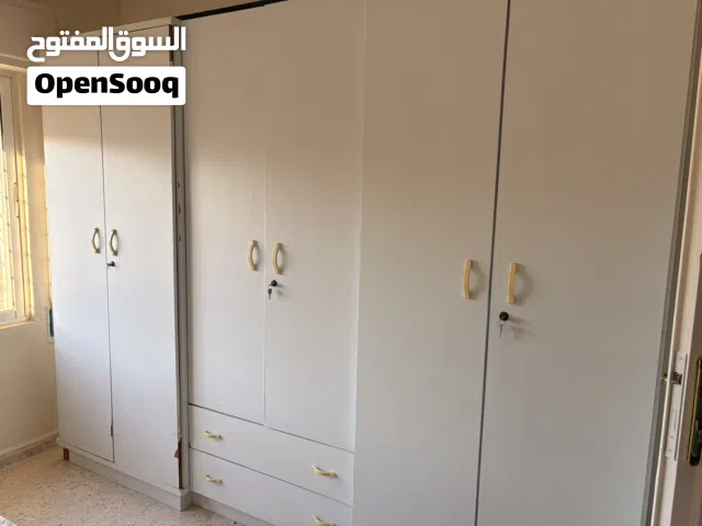 خزانة 3 أبواب وتخت مزدوج لون أبيض.