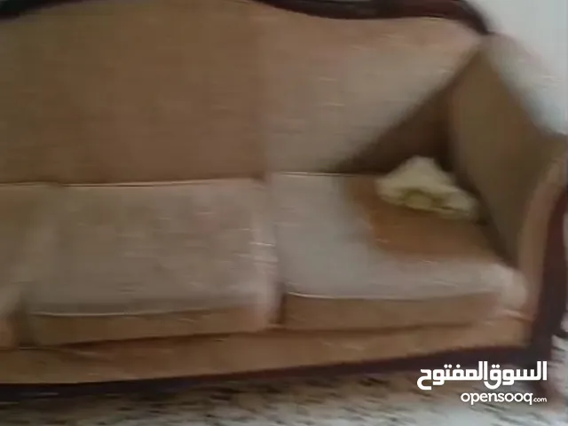 طقم كنب مستعمل للبيع بحالة مقبوله السعر قابل للتفاوض
