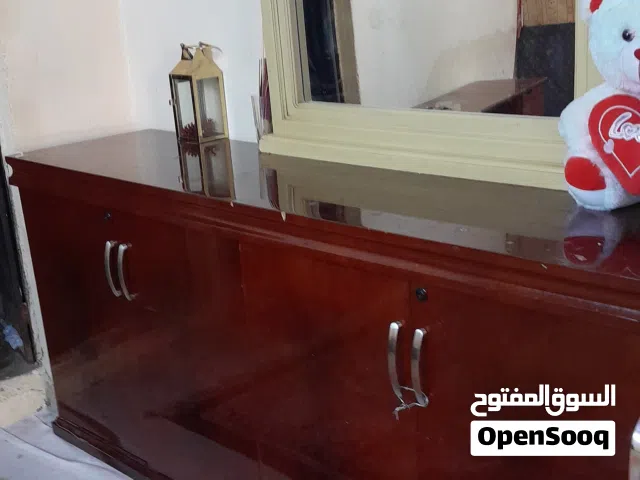 خزانه مع تسريحه جميله ونظيفه بحاله ممتازه