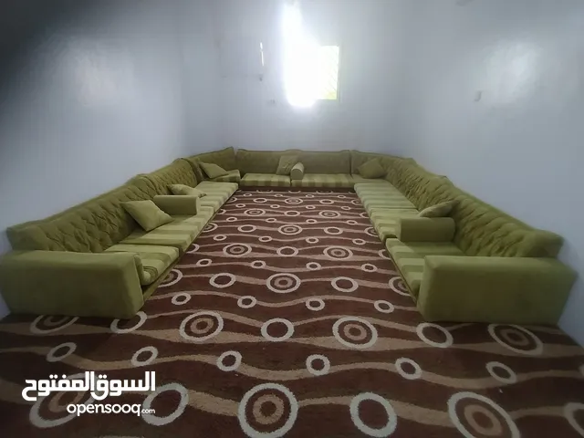 كنب مجلس أرضي مستخدم