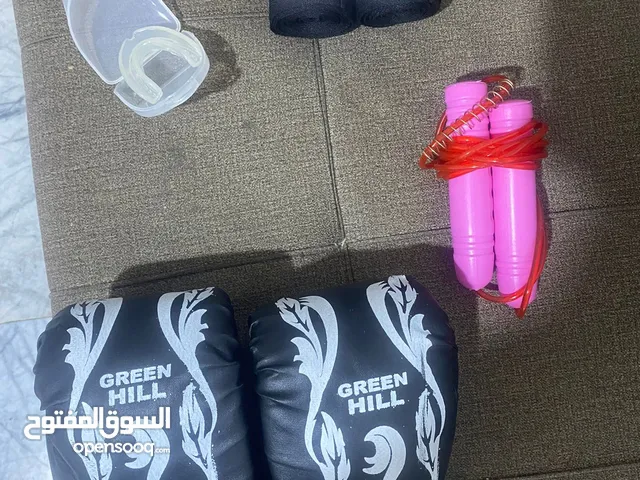 السلام عليكم عدي جيس ملاكمه واقيت اسنان وحبل قفز لفافات اثنين وجفوف لكم اشكد ماتطي بي اخذه معوز