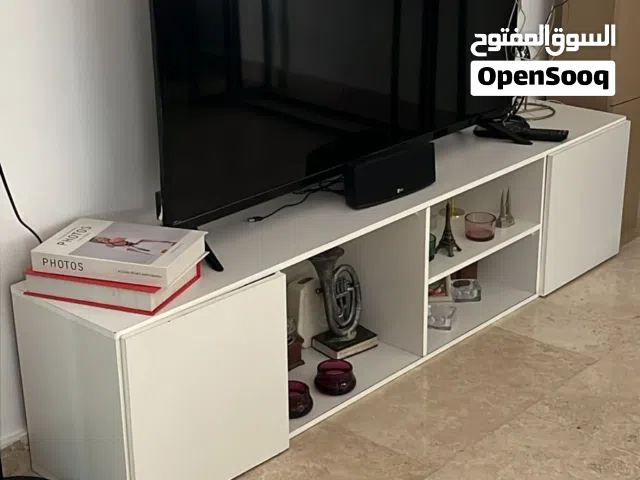 طاولة تلفزيون للبيع بحالة ممتازة