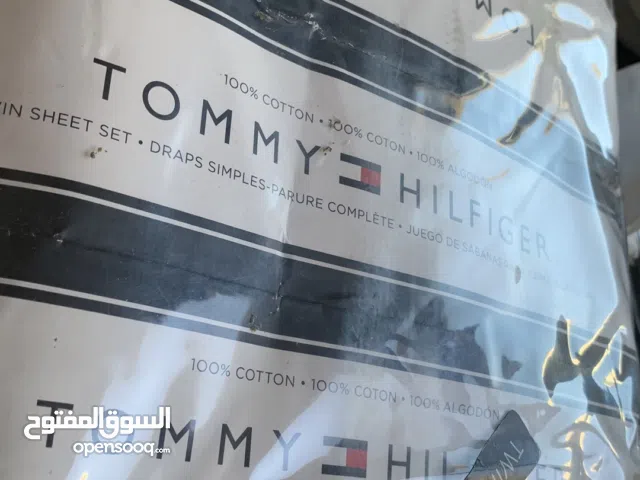 للبيع طقم شراشف (أصلي جديد كليًا لم يستخدم)من Tommy Hilfiger – قياس Twin مفرد قطن 100%
