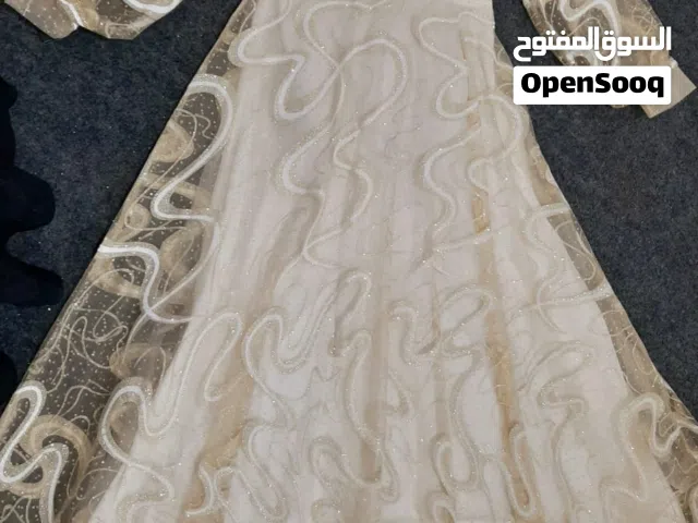فستان سهرة طويل لون بيج