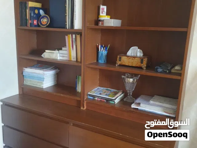 وحدة أدرج سفلية وحدتين رفوف علوية