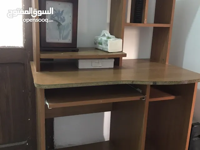 طاولة كمبيوتر خشب