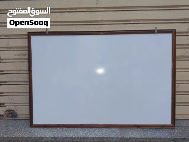 سبورة بيضاء مقاس 120 × 80 سنتيمتر نوع له وجه واحد و نوع آخر له وجهان له إطار خشبي