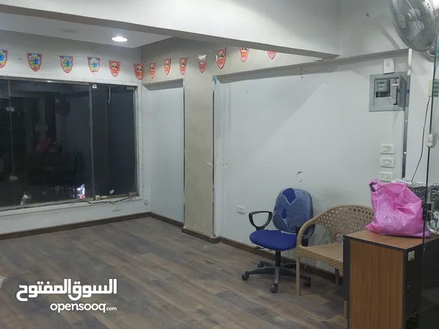 شقة 60 م صافى بشارع المحطة الرئيسي بالجيزة دور اول تصلح محل او مكتب او عيادة ارضية hdf جبس بورد عداد