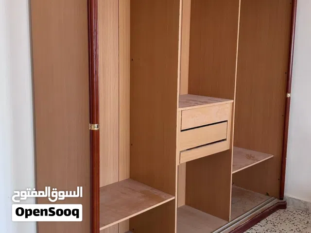 دولاب نظيف كامل مش ناقص شي