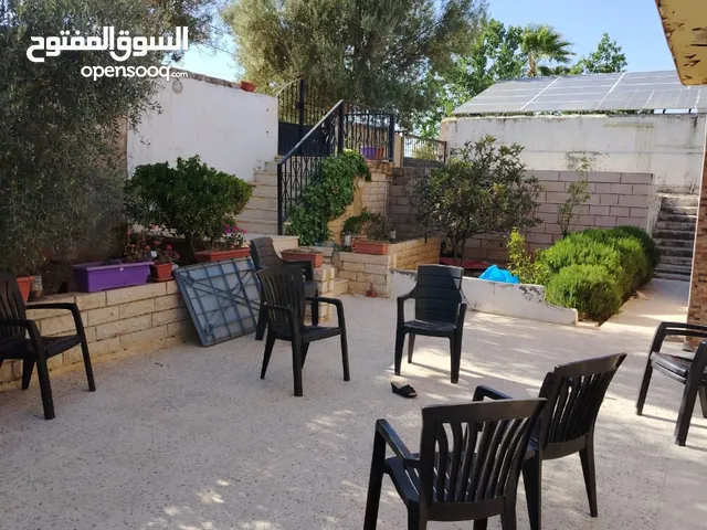 ارض مميزة مساحة دونم تقريبا مع بيت مستقل تقع في ضاحية الامير علي خلف مدارس بيت المقدس بسعر مغري