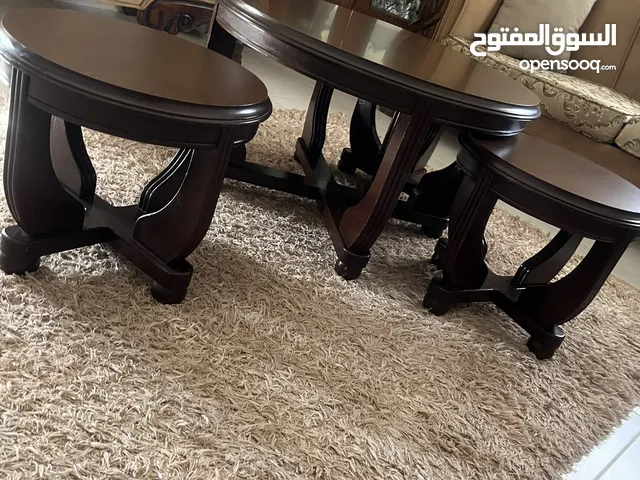 طقم كنب سبع مقاعد مع طقم طاولة وسط