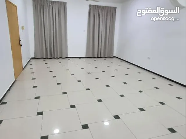 غرفة واسعة فالدور الأرضي مع مطبخ تحضيري بالقرب من مستشفى السلطاني..