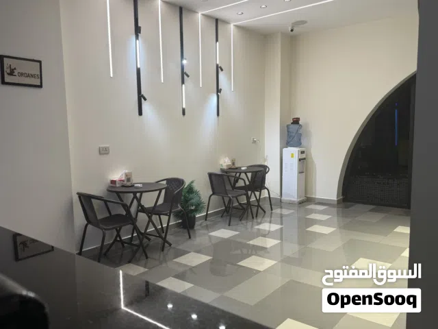 كوفي هاوس في مادبا الطريق الغربي للبيع ما بنقصه اشي جاهز وشغال طابقين كع ترسات ثنين معزول عن اي مبنى