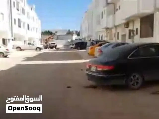 شقه نص تشطيب تبعد حوالي 150 متر علي الرئيسي شارع الصيدليه بجانب مسجد دار الهجرة يسمى حي الواحات حي ه