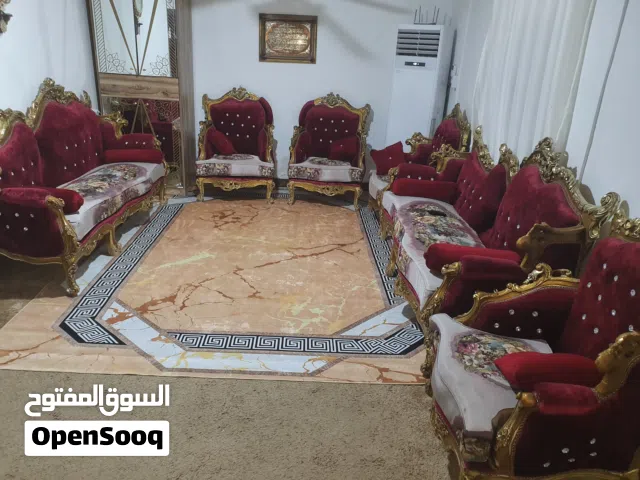 تخم قنفات ملكي ذهبي يسع أكثر من عشرة أشخاص قنفتين كبار قياس مترتين ونص وأربع كراسي ضخمات واسعات