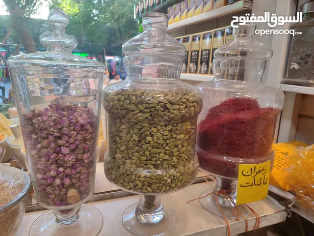 الزعفران الملون، الهيل العطري، الورد العطري والفواح.