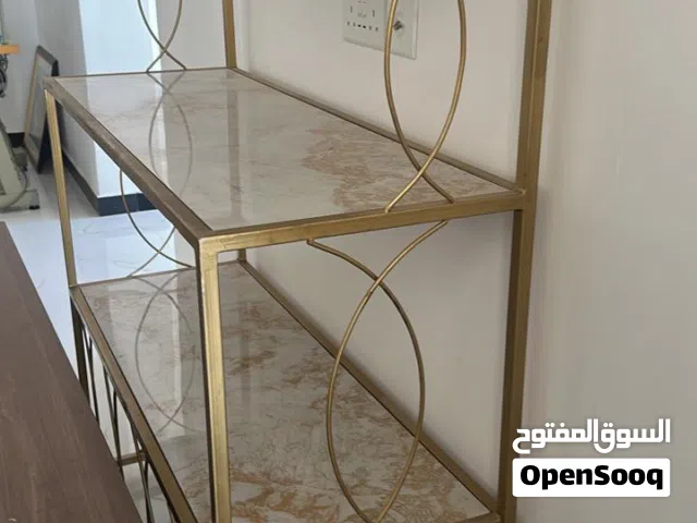 رفوف غير مستخدمة بصورة ممتازة