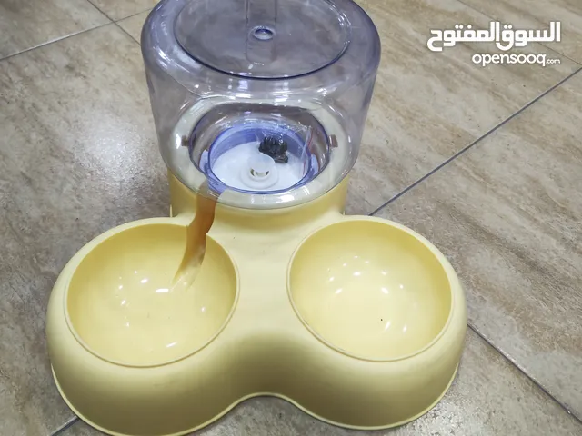 حافظة ماء للقطط عند الخروج من المنزل لمدة طويلة ، و صحن طعام وعرض قوي جدا تابع الوصف لتعرف ما الفائد