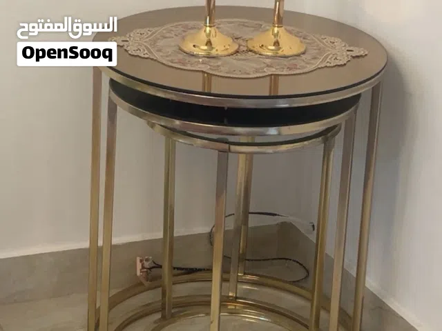 بساط وتلاته طاولات صغار ووحده كبير