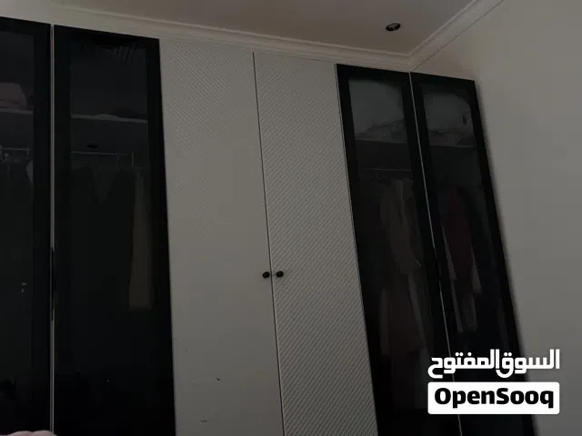 للبيع كبت كبير ناقصه رف واحد بس بحالته الممتازه فيه إضائات +ثلاجه تبريد وتجميد ممتاز