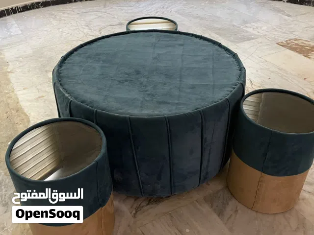 طاوله كبيره وثلث طوائل صغار