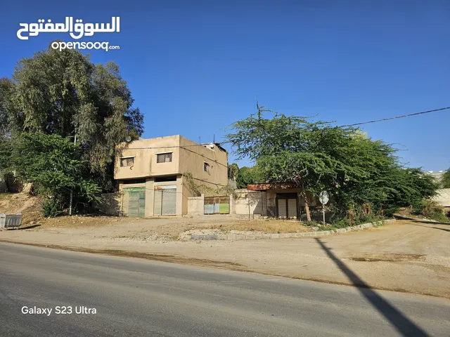 منزل طابقين مع ثلاث مخازن