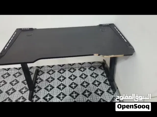 ميز جيمنج نظيف ما ابي اي خلل مثل ما موضح بالصوره وبالفيديو السعر جدا مناسب بلاش ولله العضيم