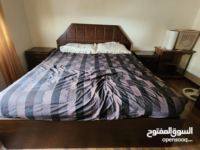 غرفة نوم خشب بلوط سوليد، تخت 180*200 وطاولات جانببة وتسريحة