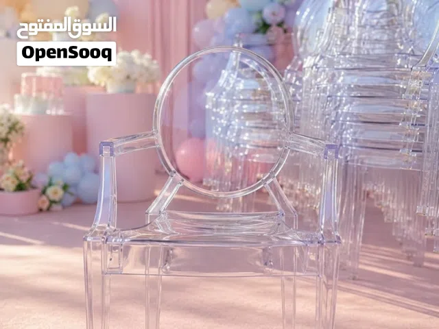 نوفر لكم كراسي أطفال شفافة أنيقة بتصميم عصري وجذاب، مثالية لحفلات أعياد الميلاد
